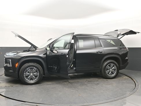 Used 2025 Chevrolet Traverse LT image 41