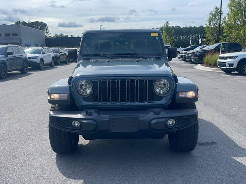 Used 2025 Jeep Gladiator Sport AWD/4WD image 2