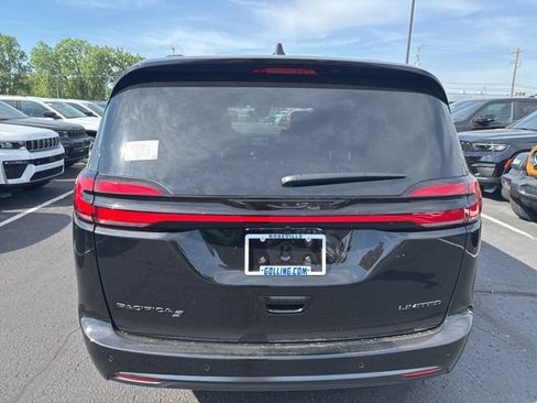 Used 2027 Chrysler Pacifica Limited FWD image 5