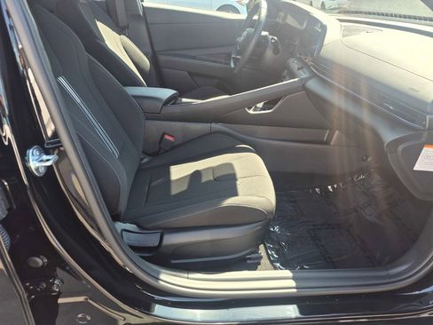 Used 2025 Hyundai Elantra SEL image 23