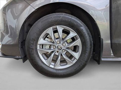 Certified 2022 Toyota Sienna XLE FWD image 13