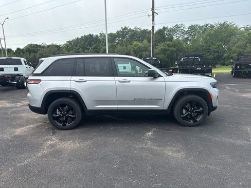 Used 2025 Jeep Grand Cherokee Altitude AWD/4WD image 8
