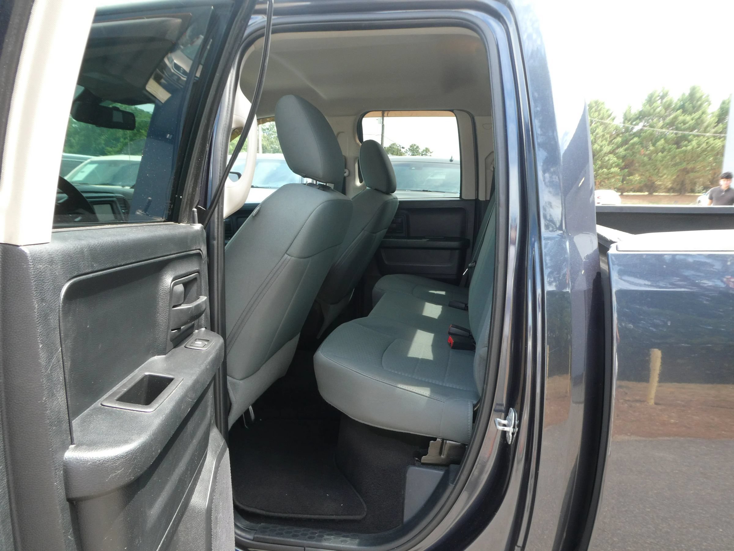 Used 2014 RAM 1500 Express RWD image 26