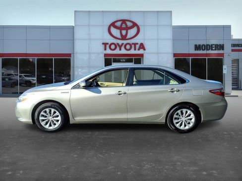 Used 2016 Toyota Camry LE image 3
