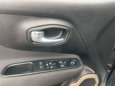 Used 2017 Jeep Renegade Latitude image 4