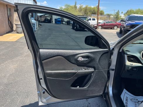 Used 2017 Jeep Cherokee Latitude FWD image 24