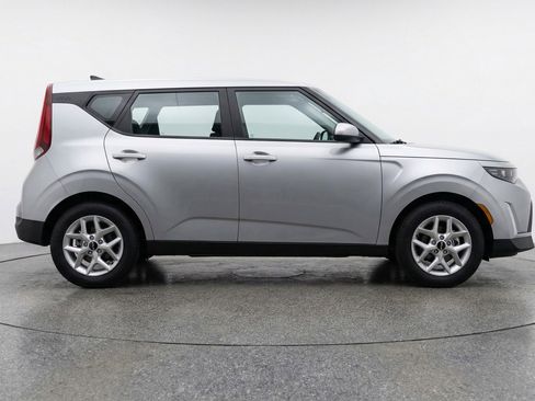 Used 2025 Kia Soul LX w/ LX Technology Package FWD image 11