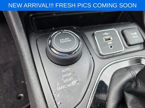 Used 2019 Jeep Cherokee Limited AWD/4WD image 12