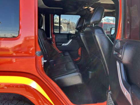 Used 2015 Jeep Wrangler Unlimited Rubicon w/ Connectivity Group image 14