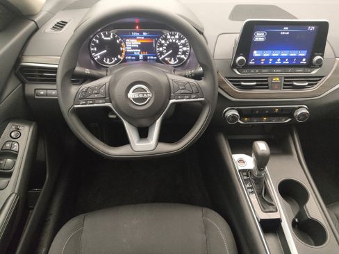 Used 2025 Nissan Altima 2.5 SV FWD image 22