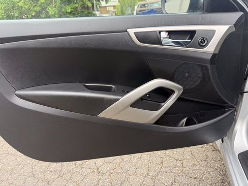 Used 2017 Hyundai Veloster FWD image 11