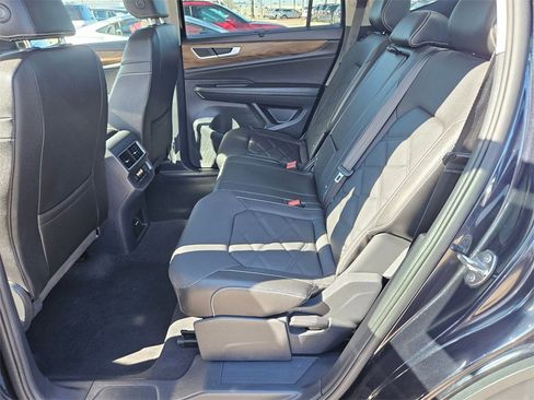 Used 2025 Volkswagen Atlas SE image 25