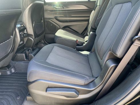 Used 2023 Jeep Grand Cherokee L Laredo image 18