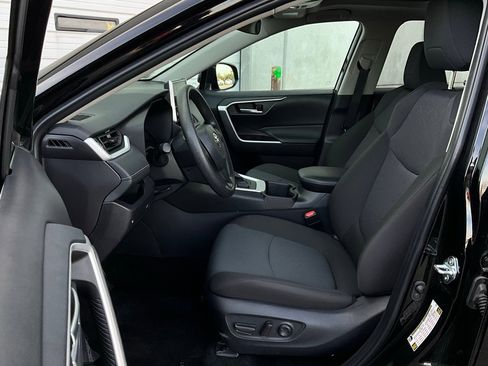 Used 2025 Toyota RAV4 XLE image 10