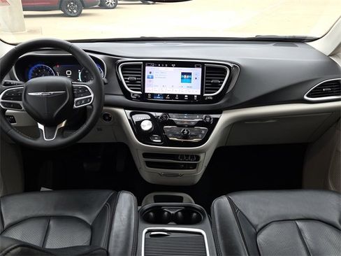 Used 2022 Chrysler Pacifica Touring-L image 11