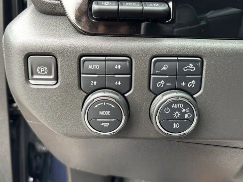 Used 2022 Chevrolet Silverado 1500 ZR2 w/ Technology Package image 11