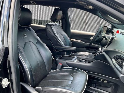 Used 2024 Chrysler Pacifica Premium FWD image 29