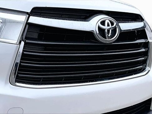 Used 2015 Toyota Highlander Plus FWD image 29