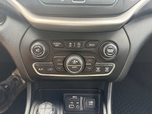 Used 2016 Jeep Cherokee Trailhawk w/ Comfort/Convenience Group AWD/4WD image 19