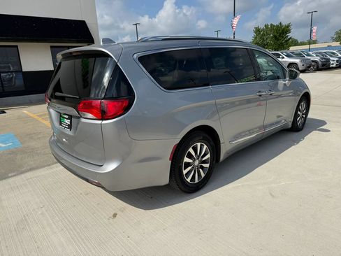 Used 2020 Chrysler Pacifica Touring-L Plus FWD image 17