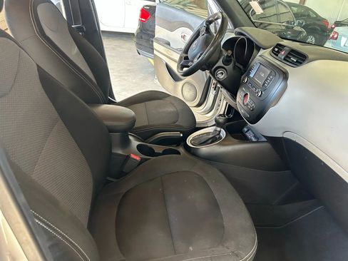 Used 2017 Kia Soul + image 6
