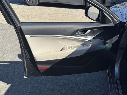 Used 2025 Genesis G70 2.5T image 14