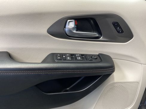 Certified 2020 Chrysler Pacifica Touring-L image 12