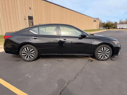 Used 2024 Nissan Altima 2.5 SV image 9