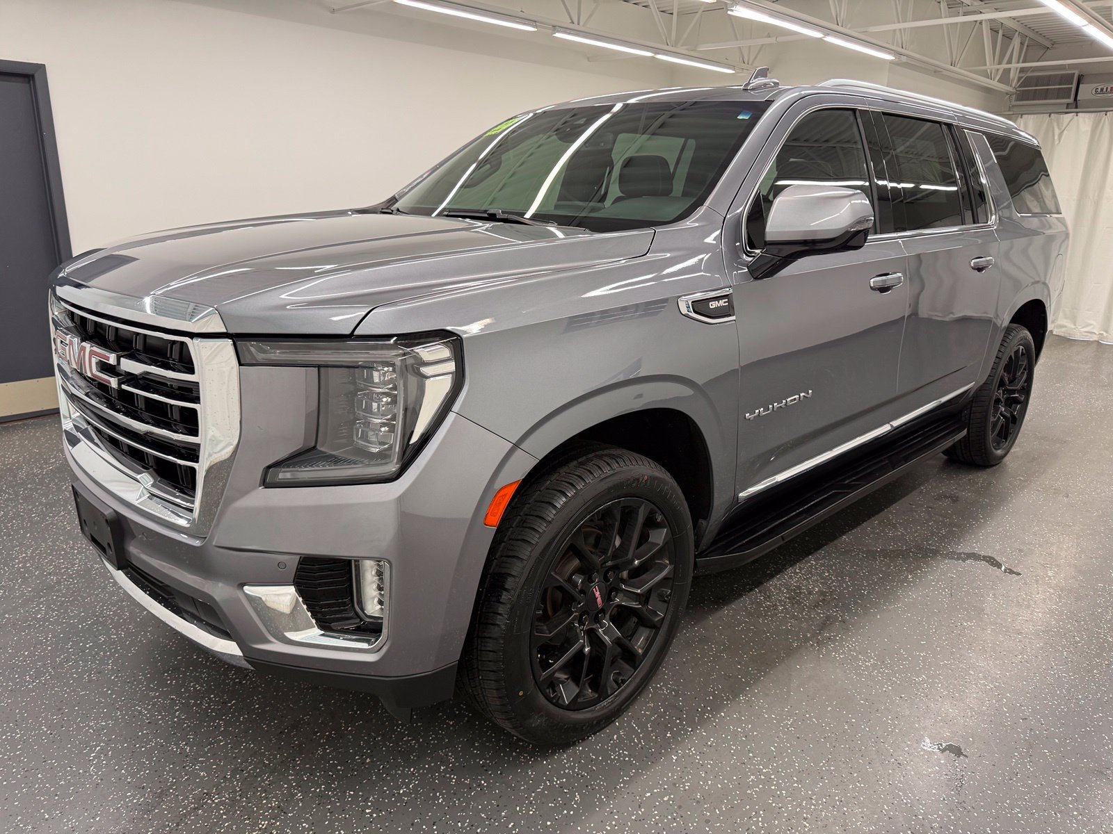 Used 2022 GMC Yukon XL SLT w/ SLT Premium Package AWD/4WD image 4