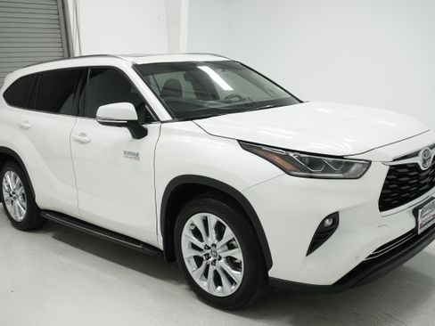 Used 2021 Toyota Highlander Limited image 3