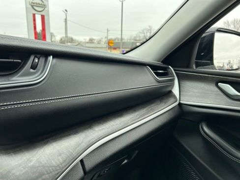 Used 2023 Jeep Grand Cherokee Limited w/ Luxury Tech Group II image 42