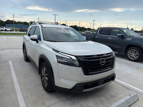 Used 2023 Nissan Pathfinder SL w/ Black Appearance Package FWD image 3