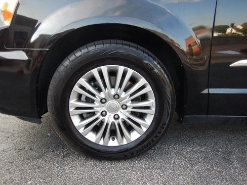 Used 2015 Chrysler Town & Country Touring-L w/ Driver Convenience Group FWD image 26