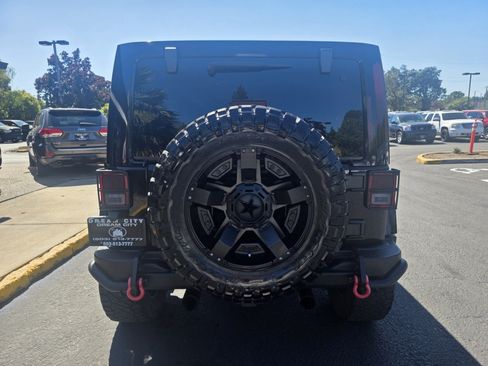 Used 2017 Jeep Wrangler Unlimited Sahara AWD/4WD image 7
