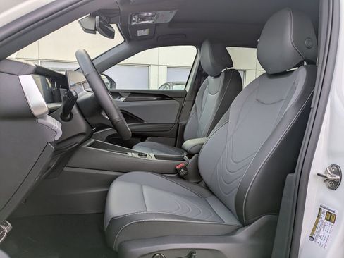 New 2026 Volkswagen Tiguan SE R-Line FWD image 2