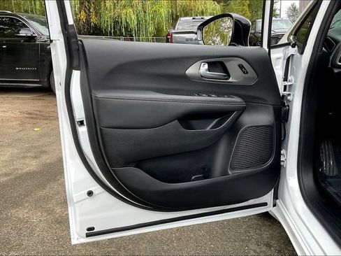 New 2026 Chrysler Pacifica Select image 21