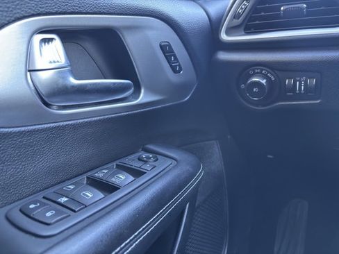 Used 2020 Chrysler Pacifica Touring-L image 14