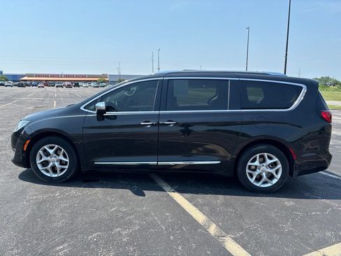 Used 2020 Chrysler Pacifica Limited FWD image 8