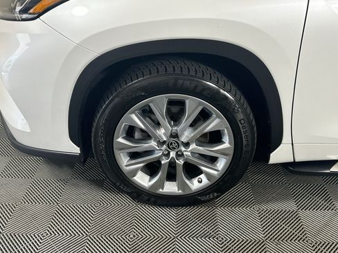 Used 2022 Toyota Highlander Limited FWD image 11