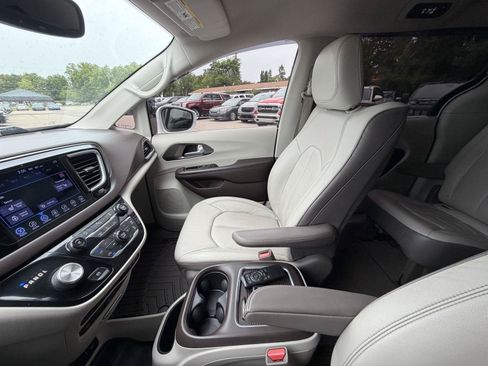 Used 2017 Chrysler Pacifica Touring-L Plus w/ Tire & Wheel Group FWD image 19