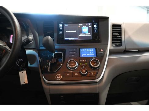 Used 2017 Toyota Sienna LE FWD image 23