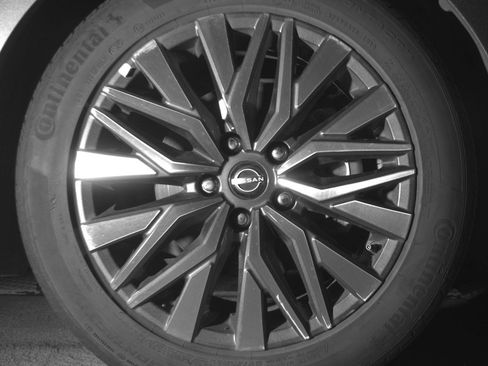 Used 2025 Nissan Altima 2.5 SV FWD image 13
