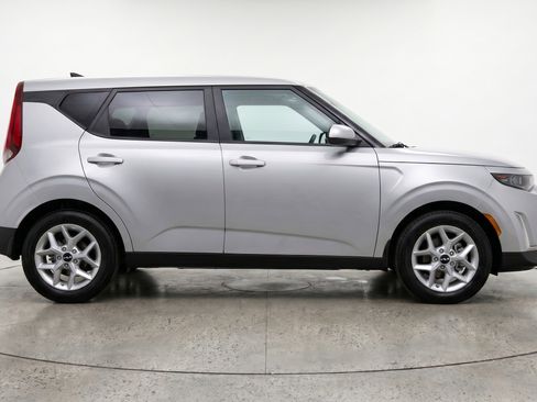 Used 2025 Kia Soul FWD image 11