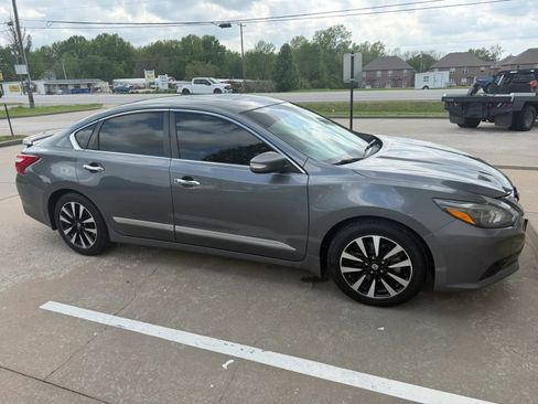 Used 2017 Nissan Altima 2.5 SL w/ Technology Package image 2