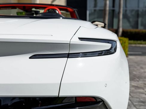 Used 2019 Aston Martin DB11 Volante image 30