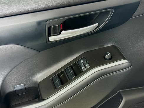 Used 2023 Toyota Highlander XLE image 19