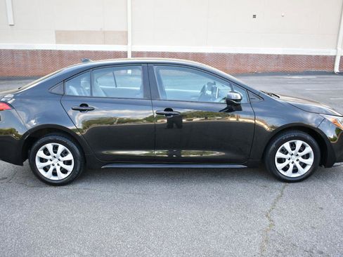 Used 2021 Toyota Corolla LE image 5