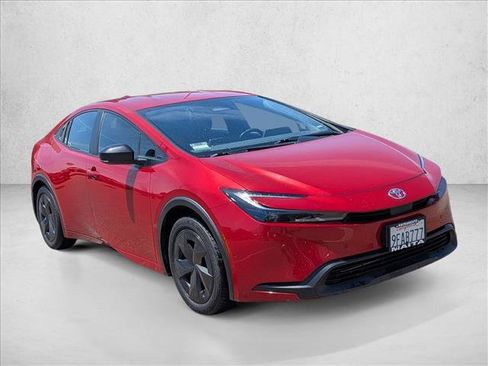 Used 2023 Toyota Prius LE FWD image 3