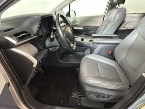 Used 2021 Toyota Sienna XLE FWD image 12