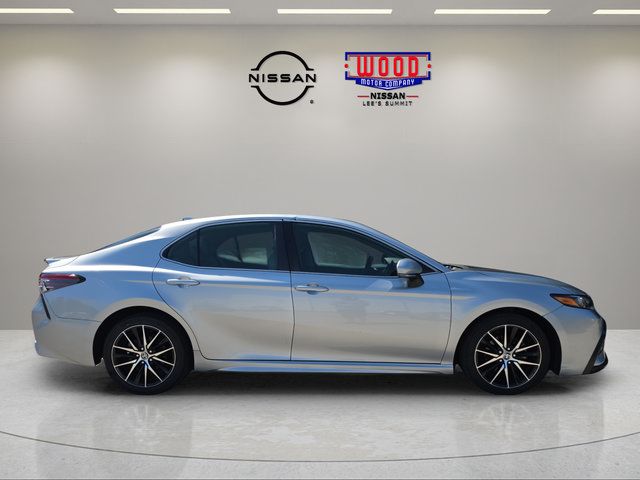 Used 2022 Toyota Camry SE FWD image 2